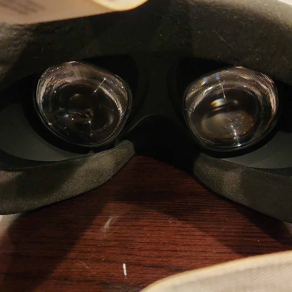 Meta Oculus Quest 2 VR w/ Sarlar carrying case